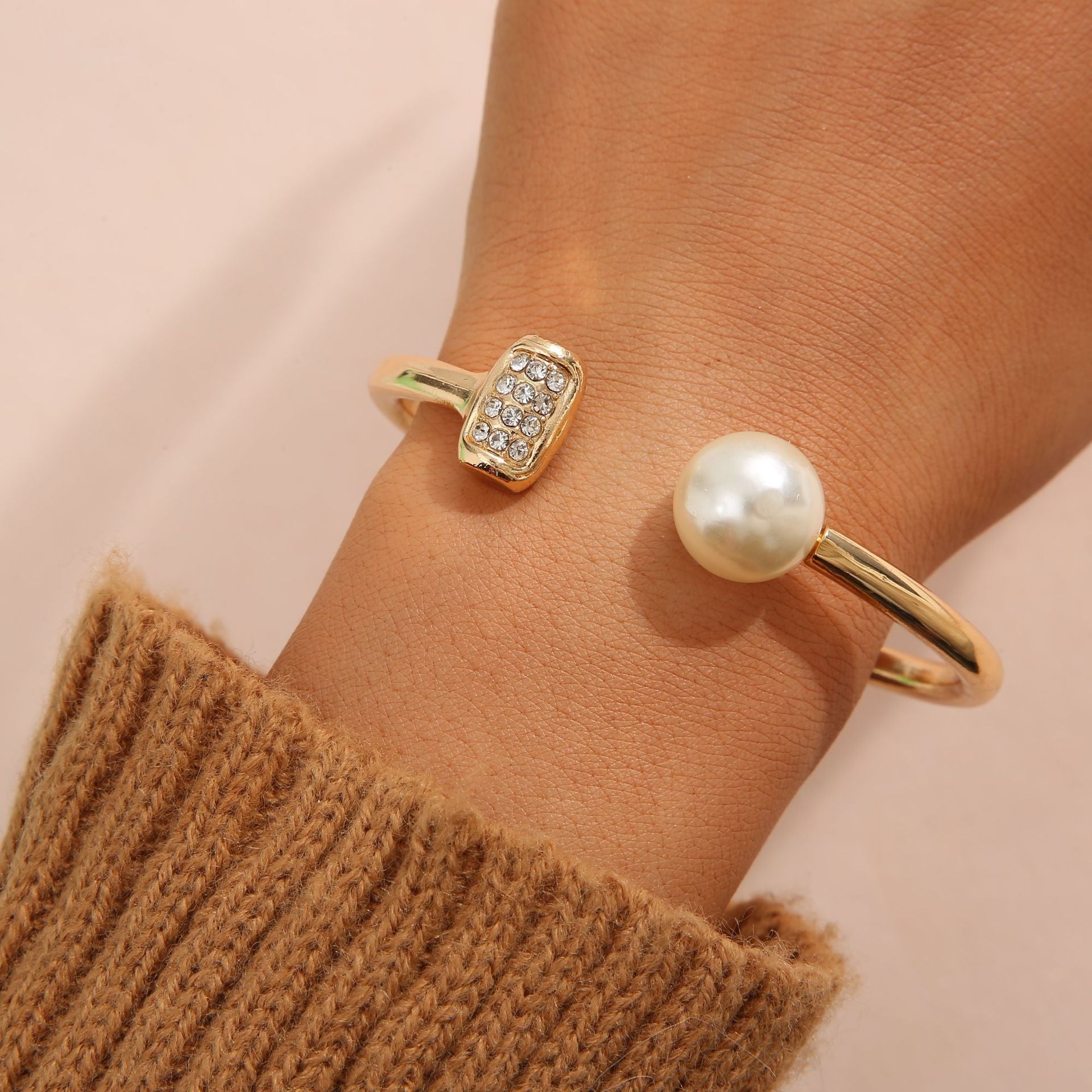 Women's Personality Stylish Retro Minimalism Temperament Pearl Alloy Bracelet